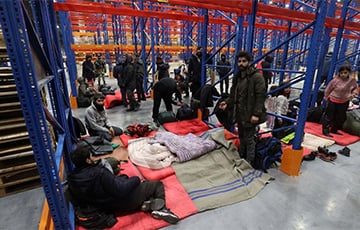 Мигрантам с белорусско-польской границы не хватило места на складе