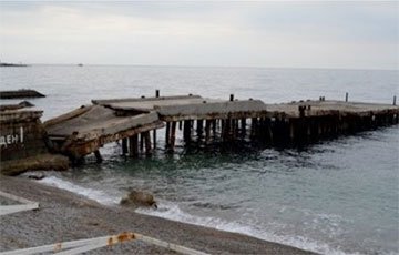 Бетонные руины: в Сети показали состояние морских причалов и пирсов в Крыму