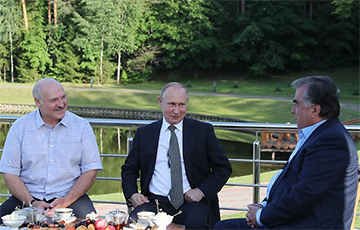 Путин, Лукашенко и Рахмон провели встречу в беседке
