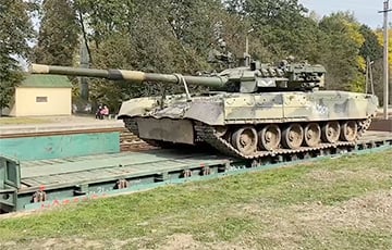 В Беларуси заметили российский танк с необычным устройством