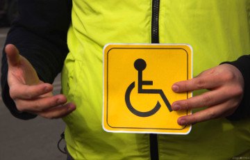Гомельские чиновники отказались установить подъемник для инвалида