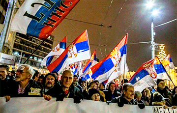 Сербы массово протестуют против политики президента Вучича