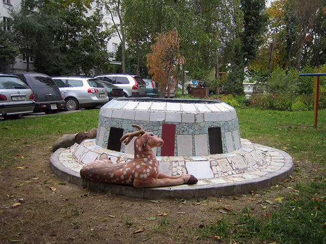 Креативный плотник минского ЖЭС построил фонтан во дворе дома