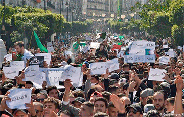 Протестующие заставили президента Алжира назначить переходное правительство