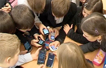 Учителя: Какое мы имеем право забирать телефоны?
