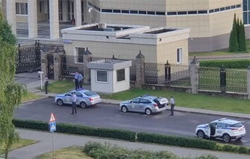 Появилось эффектное видео тарана ворот посольства РФ в Минске