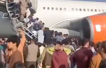 СМИ: В Афганистане люди упали из самолета на лету
