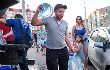 Коллапс в Минске: тысячи человек стояли в очередях за водой до позднего вечера