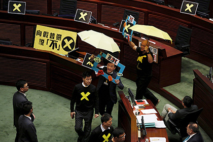 Гонконгский парламент отверг предложенный Пекином закон о выборах