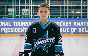 Фотофакт: Хоккеист сборной Беларуси разыскал самого преданного болельщика