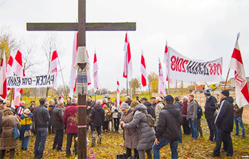 В Минске прошло шествие к Лошицкому яру под бело-красно-белыми флагами