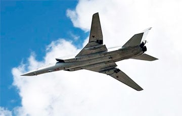 Московитский Ту-22М3 догорает в поле после падения