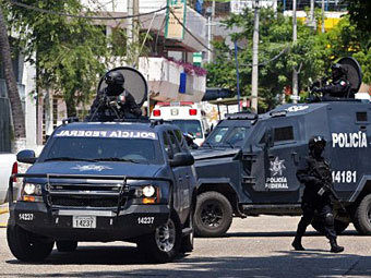 В мексиканской тюрьме обнаружили проституток и бойцовых петухов