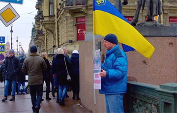 В Петербурге активист вышел на пикет с украинским флагом
