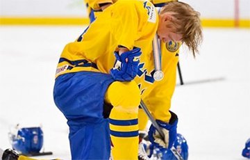 Шведский хоккеист выбросил серебряную медаль после поражения в финале молодежного ЧМ