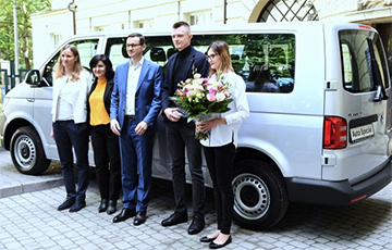 Премьер Польши вручил семье новорожденной «шестерни» из Кракова ключи от автомобиля