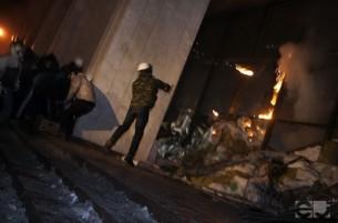 Ночью оппозиция взяла штурмом Украинский дом (добавлены новые фотографии)