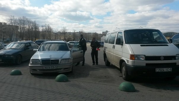 На парковке в Солигорске продают флажки СССР