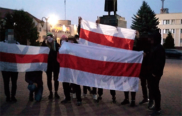 Белорусы собрались на центральной площади в Дзержинске
