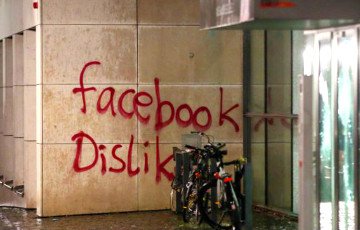 Штаб-квартиру «Фейсбука» закидали пакетами с краской