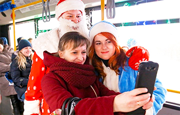Как в барановичских автобусах Дед Мороз и Снегурочка развлекают и угощают пассажиров