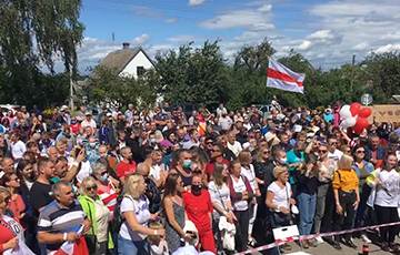 Несколько сотен человек собрались на пикет Светланы Тихановской в Глубоком