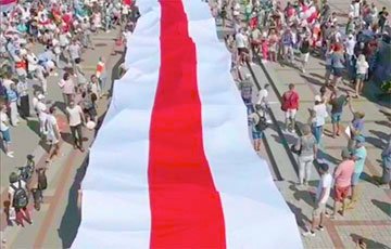 В центре Гродно появился огромный бело-красно-белый флаг