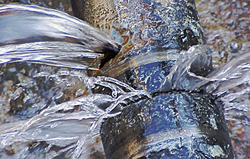 Фотофакт: В Могилеве коммунальщики заткнули лопнувший кран палками