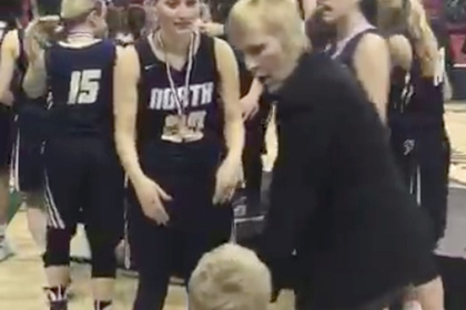 В сети вступились за попытавшегося обнять сестру-баскетболистку мальчика