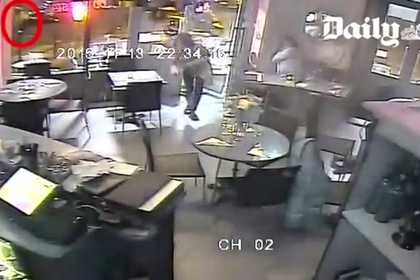 Daily Mail опубликовала видео обстрела кафе в Париже