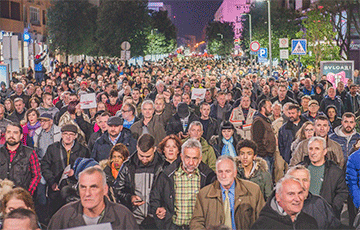 Тысячи жителей Черногории вышли на марш против президента