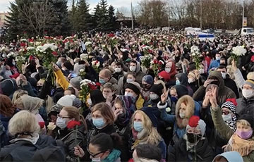 Тысячи белорусов скандируют «Я выхожу» на прощании с Романом Бондаренко