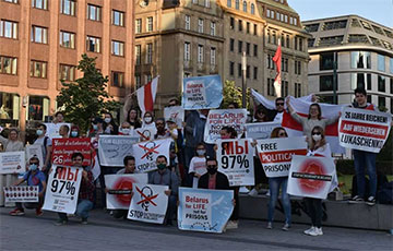 Жители Дюссельдорфа выстроились в цепь солидарности с Беларусью