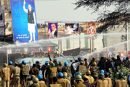 Три тысячи полицейских начали штурм ашрама в Индии