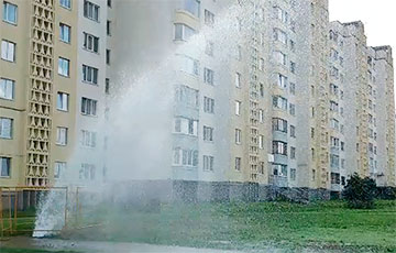 В Минске возле станции метро из-под земли бил фонтан
