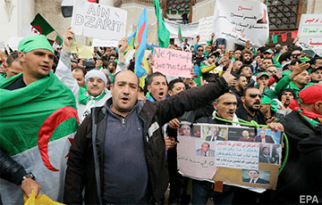 В Алжире тысячи людей вышли на уличные протесты