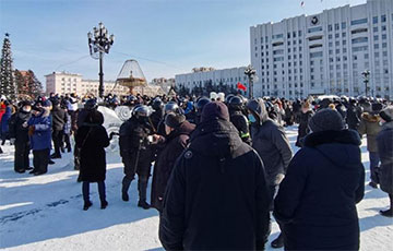 Сибирь и Дальний Восток вышли на акции в поддержку Навального
