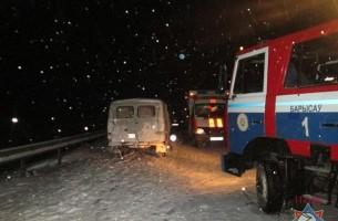 Во время снегопада на скоростной трассе произошло столкновение фуры и микроавтобуса