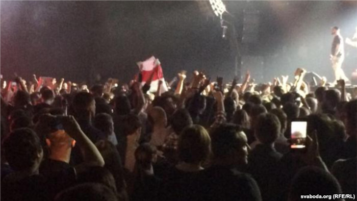 Фотофакт: Бело-красно-белые флаги на концерте BRUTTO в Москве