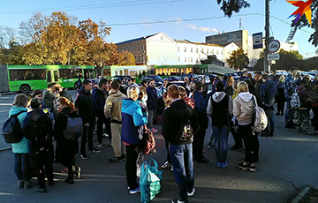 «А теперь медики»: Два автобуса гомельских студентов отправились «на морковку»