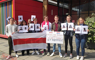 Студенты-медики университета Erasmus вышли на акцию солидарности с белорусами и «послали» Таракана