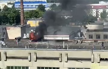 В Минске на мебельной фабрике горела крыша