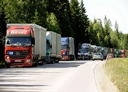 На границе с Польшей, Литвой и Латвией стоят грузовики