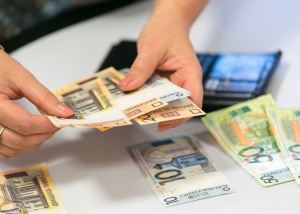 Средняя зарплата белорусов в сентябре 2021 года уменьшилась на 20,5 рубля