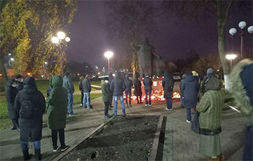 Лидчане начинают собираться у памятника Франциска Скорины