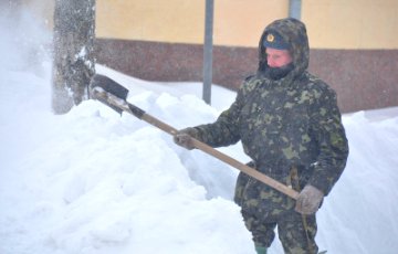 На уборку снега бросили военных
