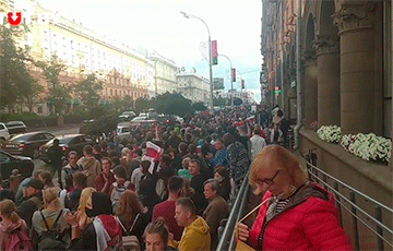Тысячи минчан собрались в центре Минска