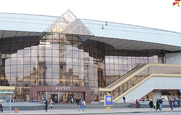 На минском вокзале вместо Стаса Михайлова теперь крутят «Песняроў» и «Сяброў»