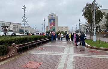 Более ста человек вышли на акцию к Красному костелу в Минске