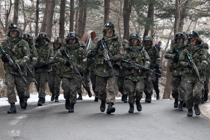 В результате стрельбы в военном лагере в Сеуле погибли два человека